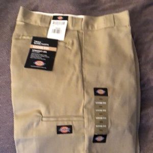 Dickies mens 34/32 double knee loose fit straight leg.